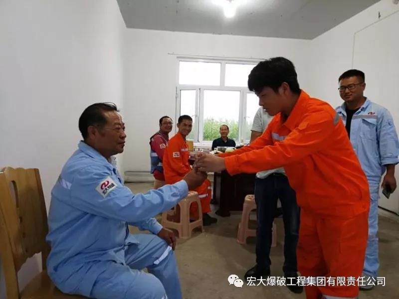 『傳承師徒文化 弘揚工匠精神』——宏大爆破內蒙牤牛海項目部舉行“師帶徒”拜師儀式