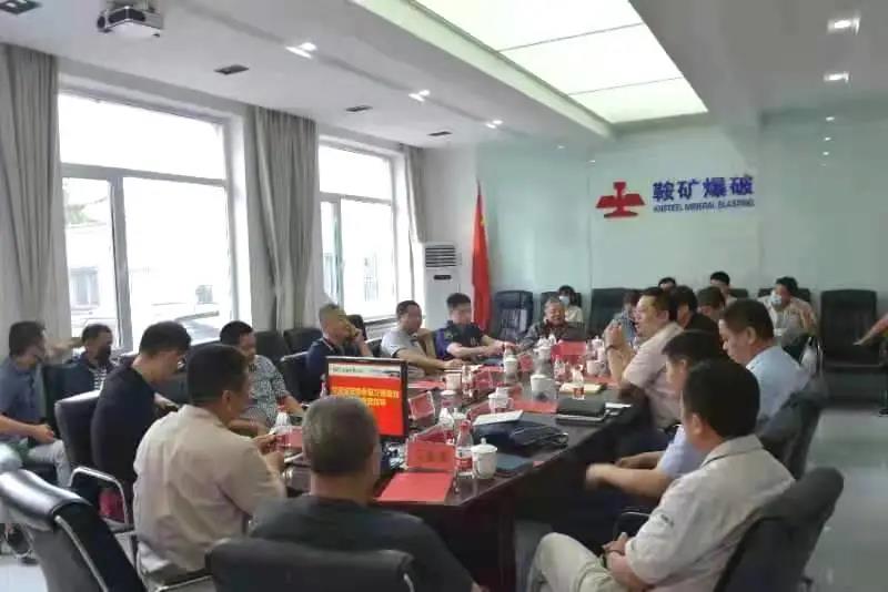 遼寧省安委會第三督查組蒞臨宏大爆破工程集團鞍礦爆破督查指導安全生產工作