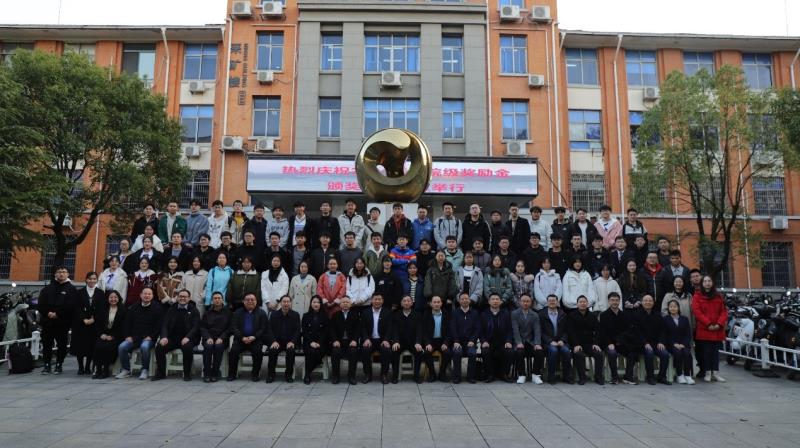 宏大工程集團謝守冬總經理一行應邀出席中南大學院級獎學金頒獎儀式