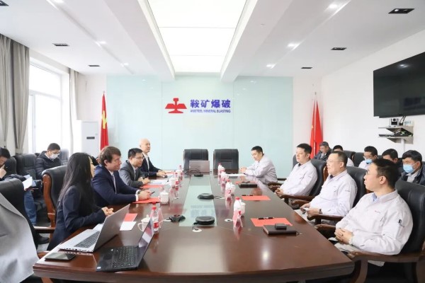 澳瑞凱亞洲區域執行官Adam hall總裁一行到鞍礦爆破交流